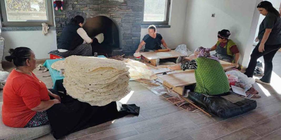 Kadınlar imece usulü yöntemi sürdürüyor! Tandırı olmayana da unu olmayana da yer var: El birliğiyle tüm hanelere giriyor 4